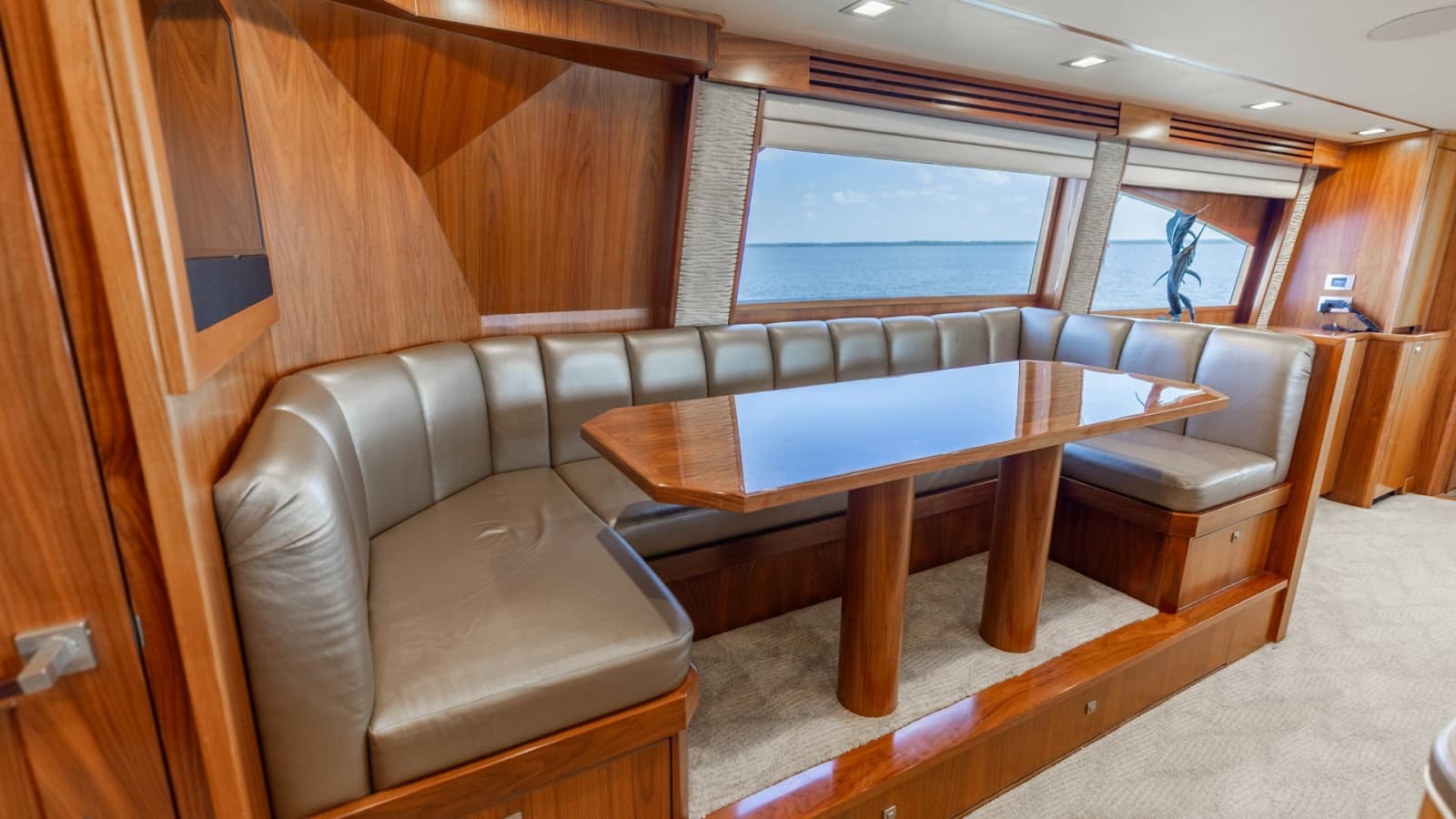 2016 Viking 80 Convertible - Photo 15
