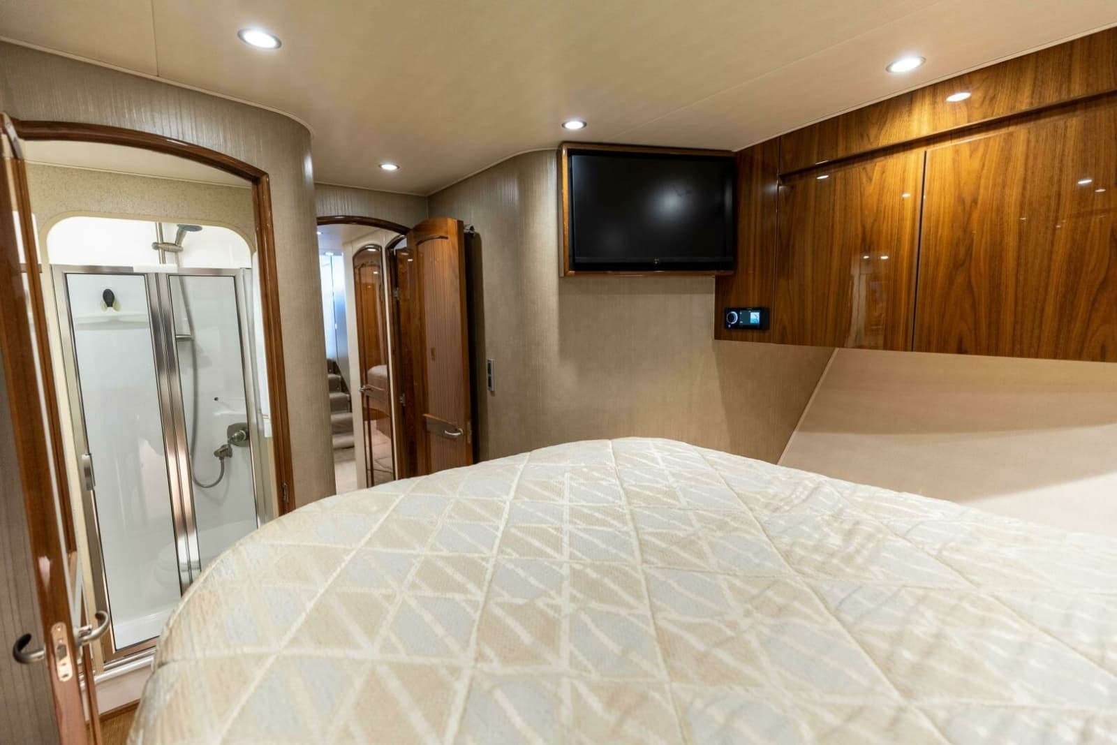 2018 Viking 62 Convertible - Photo 19
