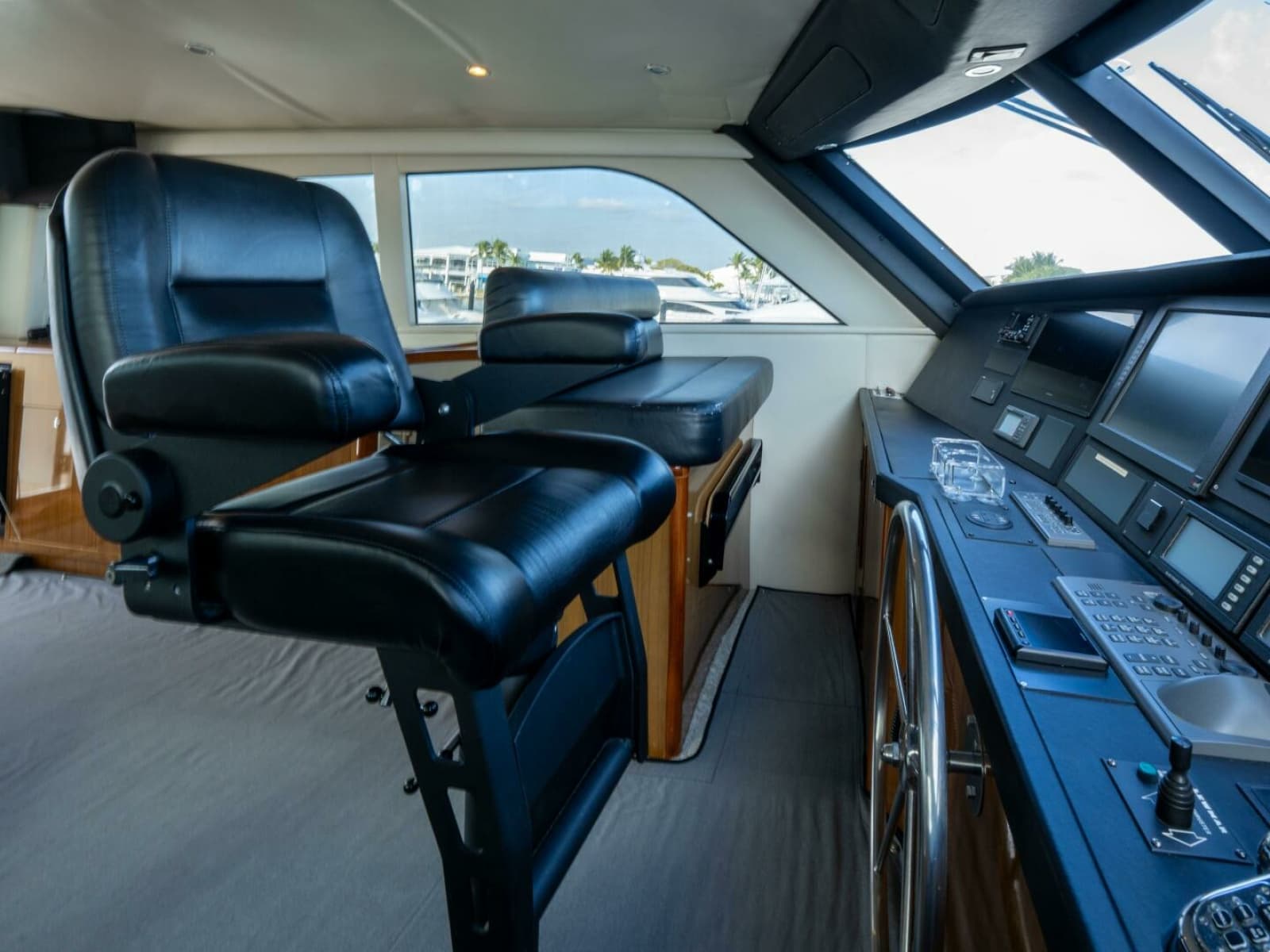 2005 Viking 74 Enclosed Bridge - Photo 20