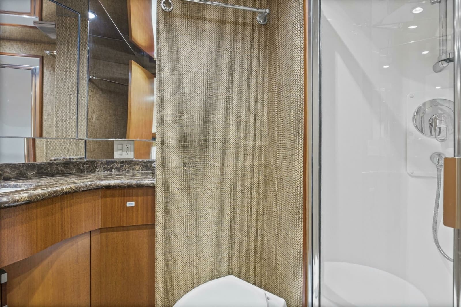 2008 Hatteras 60 Convertible - Photo 18