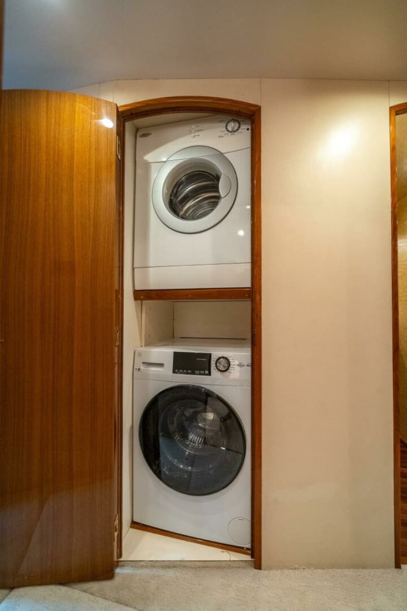 2006 Viking 68 Convertible - Photo 34