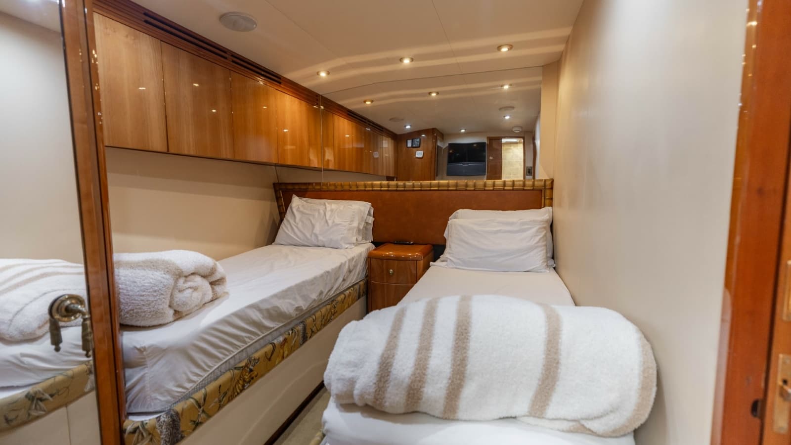 2007 Hatteras 68 Convertible - Photo 30