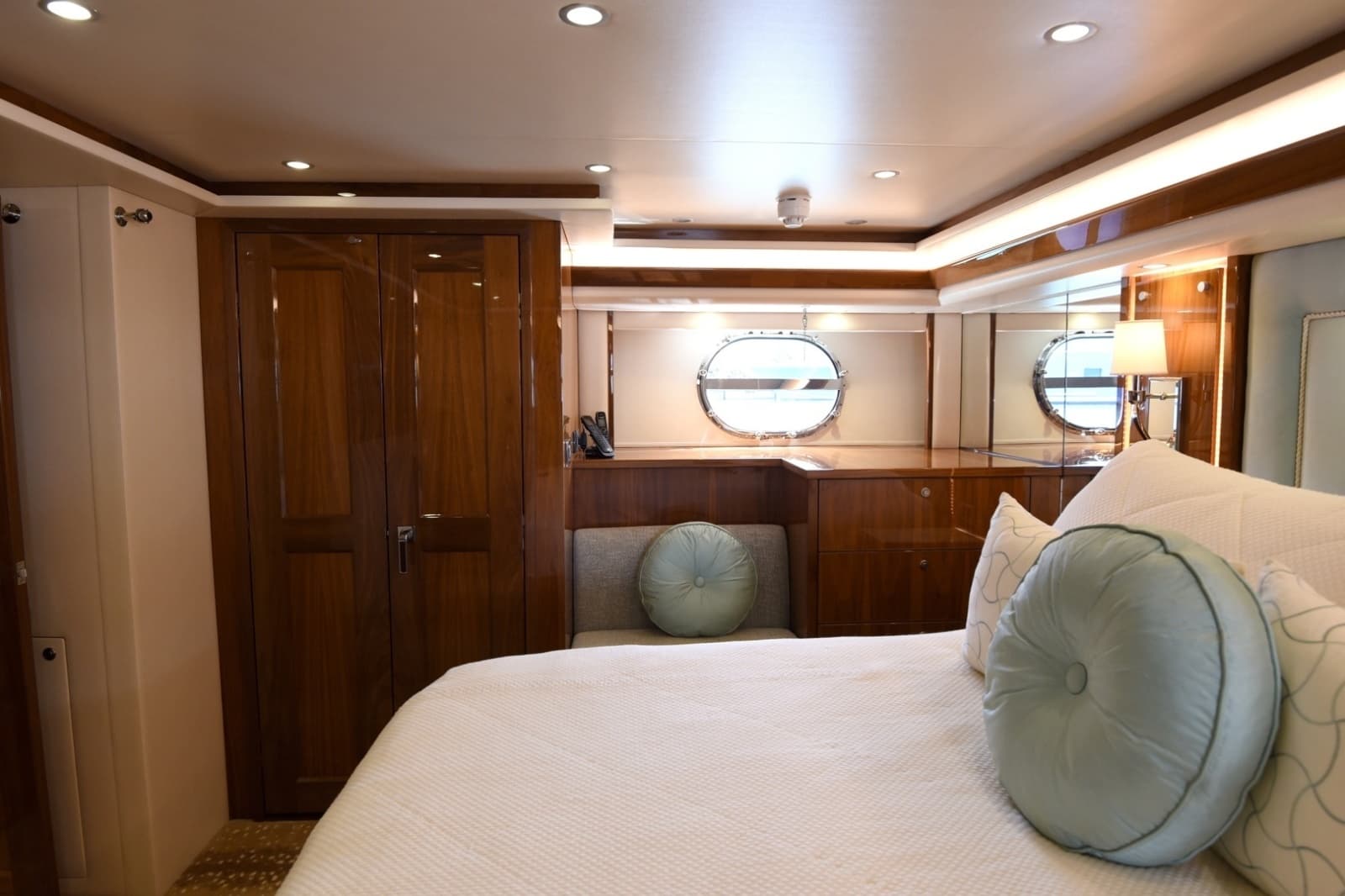 2019 Viking 80 Skybridge - Photo 63