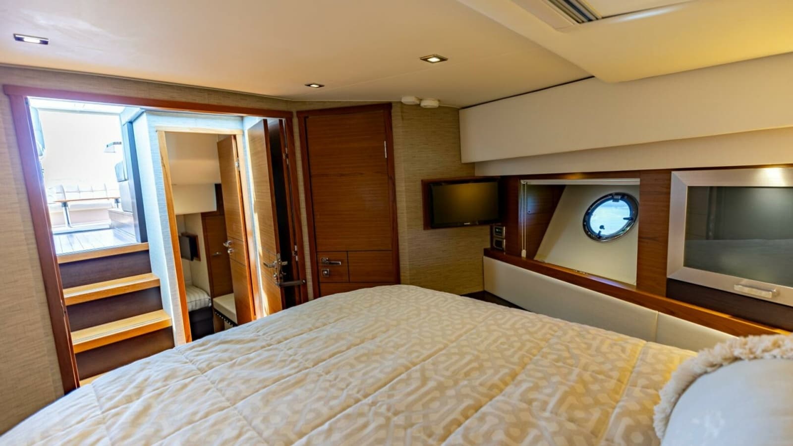 2015 Tiara Yachts 44 Coupe - Photo 25