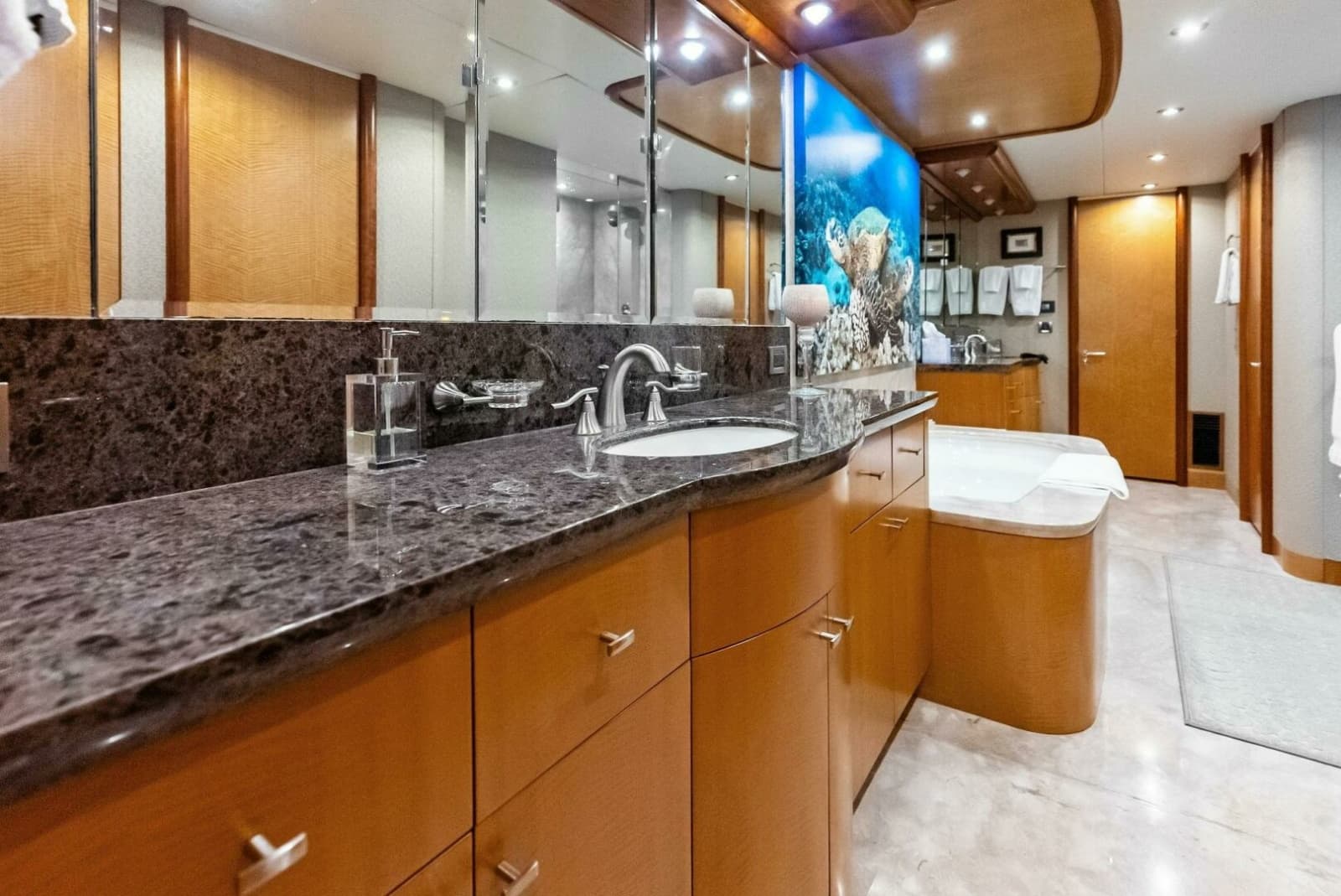 2006 Lazzara Yachts 84 Skylounge - Photo 111