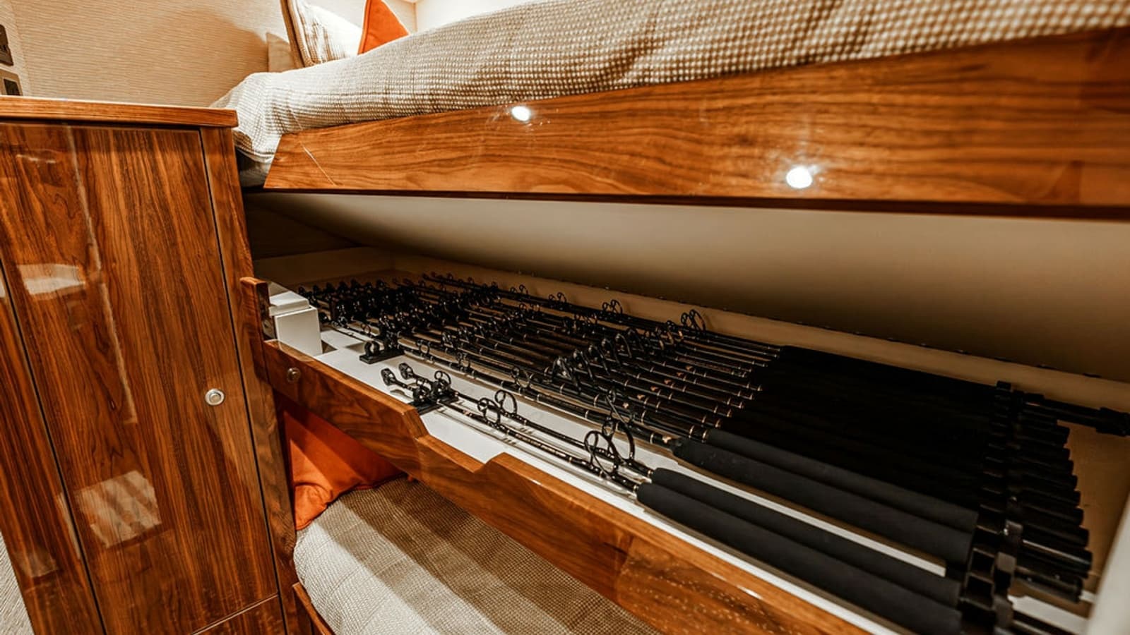 2019 Viking 80 Skybridge - Photo 34