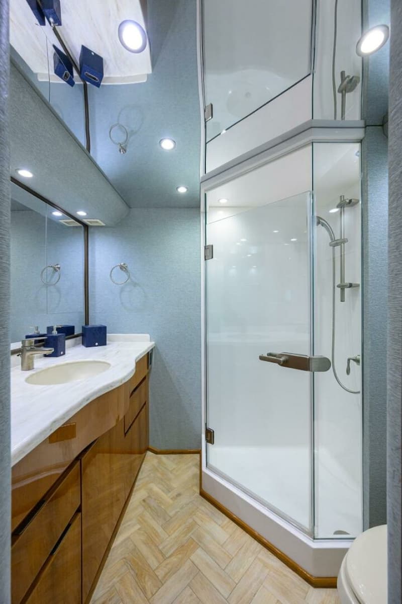 2014 Viking 76 Enclosed Bridge - Photo 27
