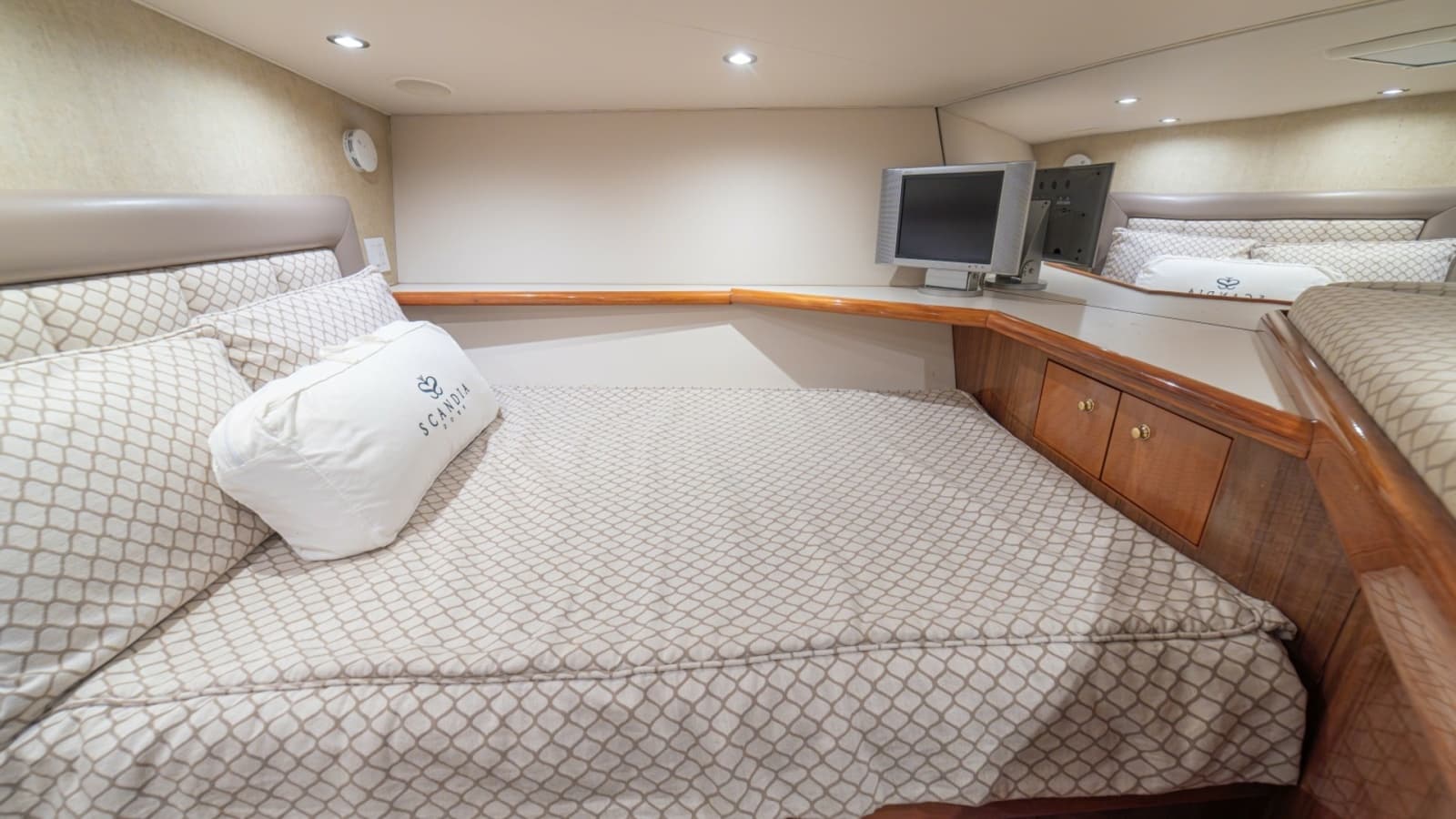 2005 Viking 61 Convertible - Photo 41