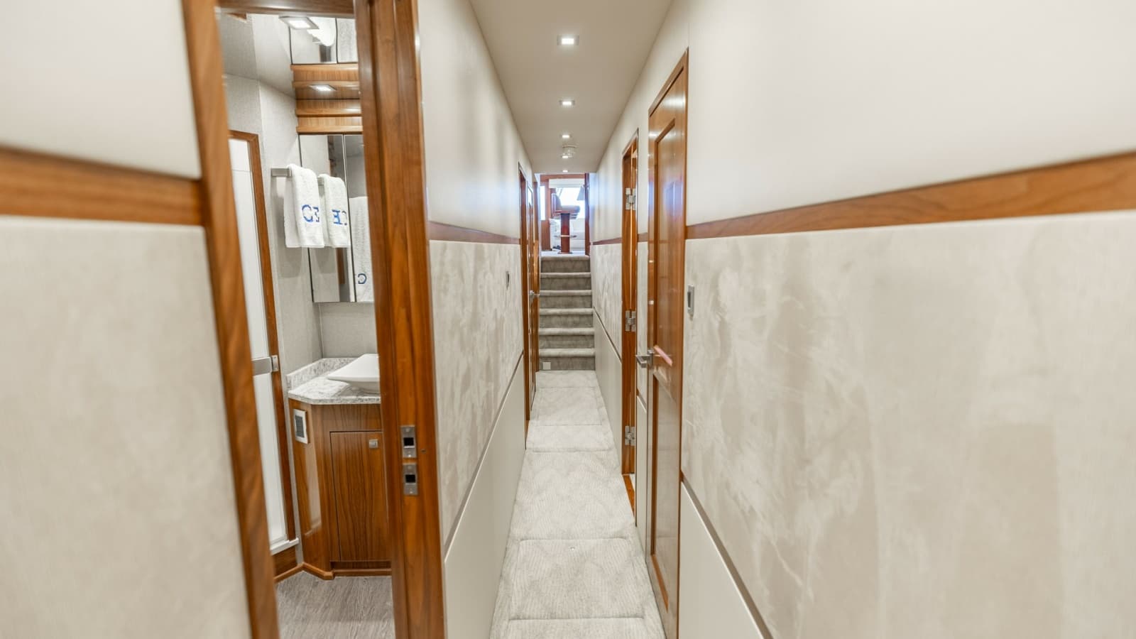 2016 Viking 80 Convertible - Photo 18