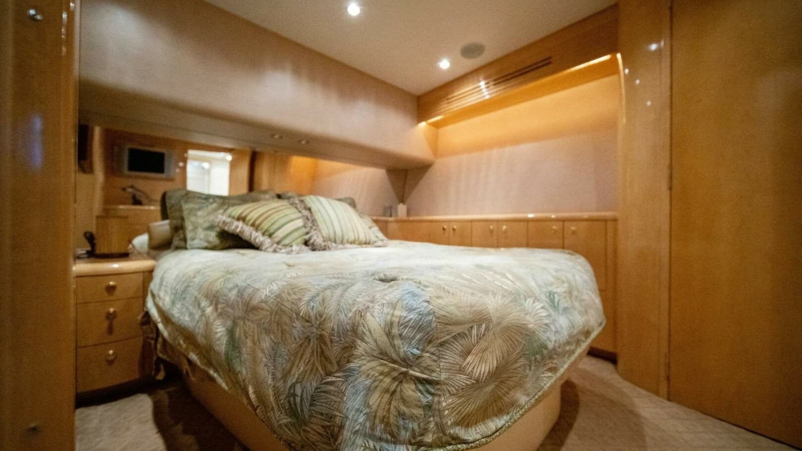 2003 Hatteras 54 Convertible - Photo 32