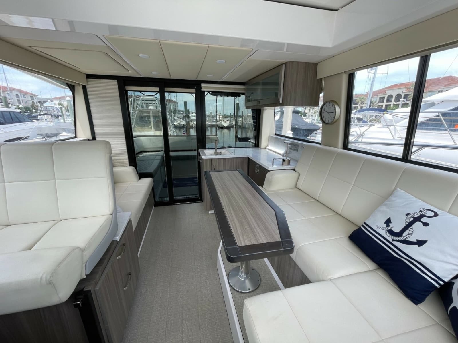 2022 Regal 38 Grand Coupe - Photo 17