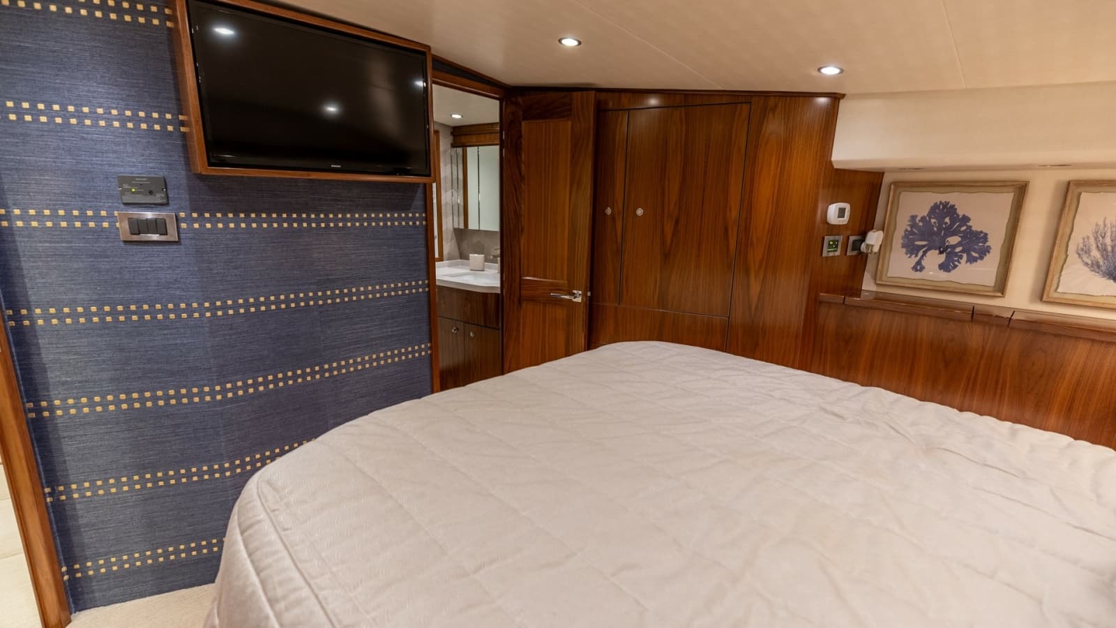 2022 Viking 68 Convertible - Photo 23