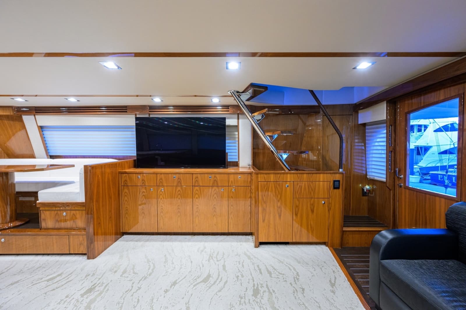 2023 Viking 80 Skybridge - Photo 4