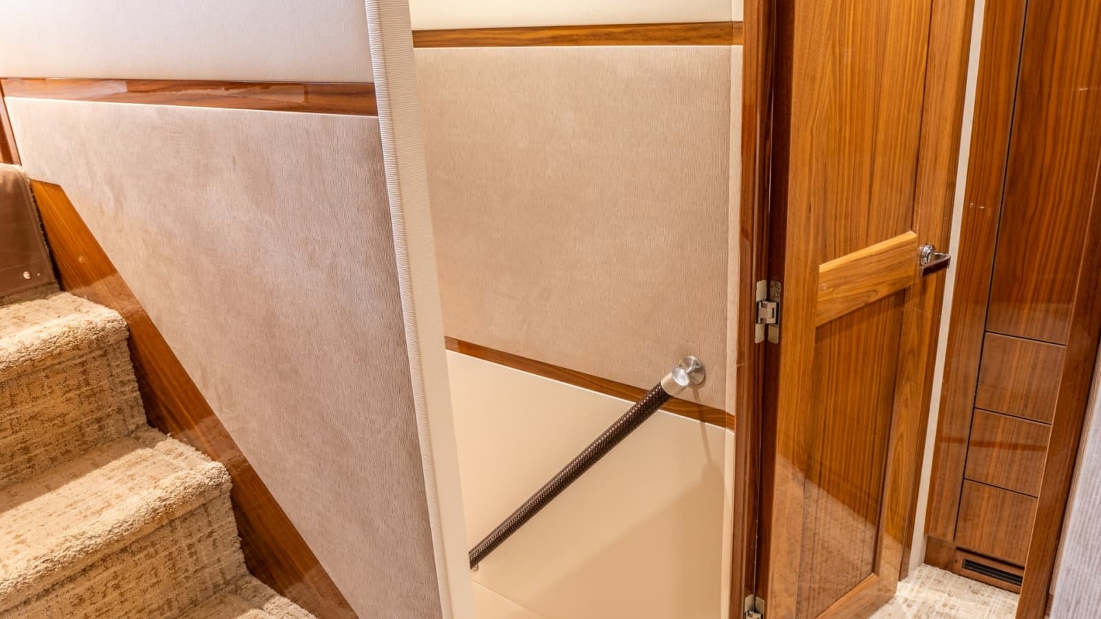 2020 Viking 92 Skybridge - Photo 29