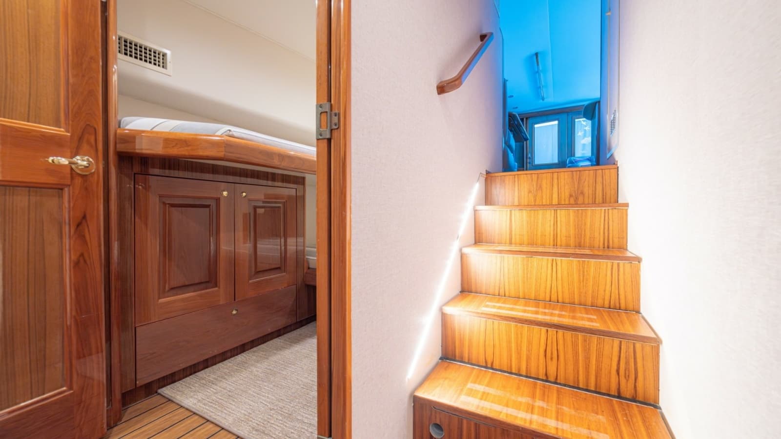 2005 Viking 61 Convertible - Photo 18
