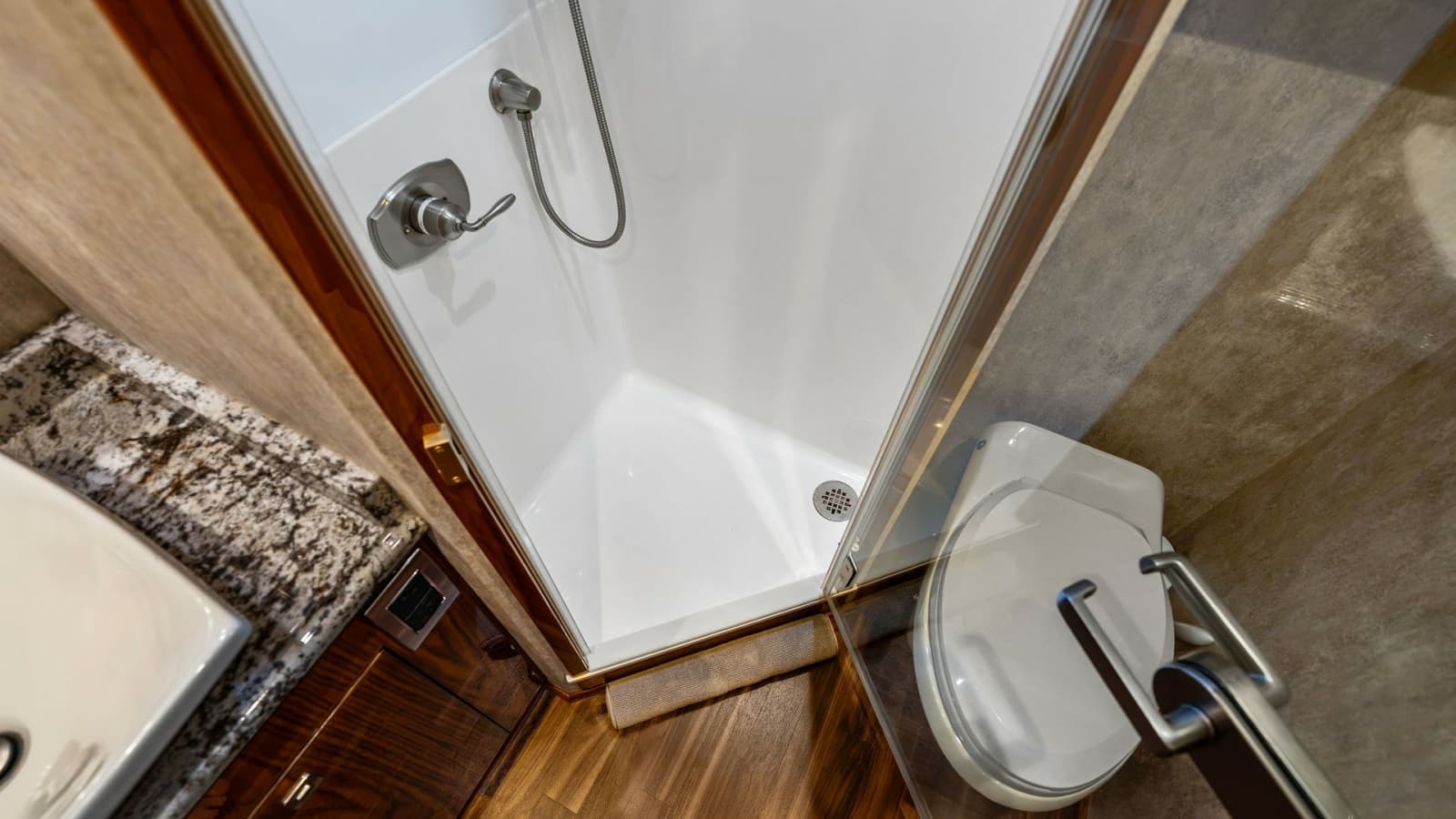 2016 Viking 80 Enclosed Bridge - Photo 73