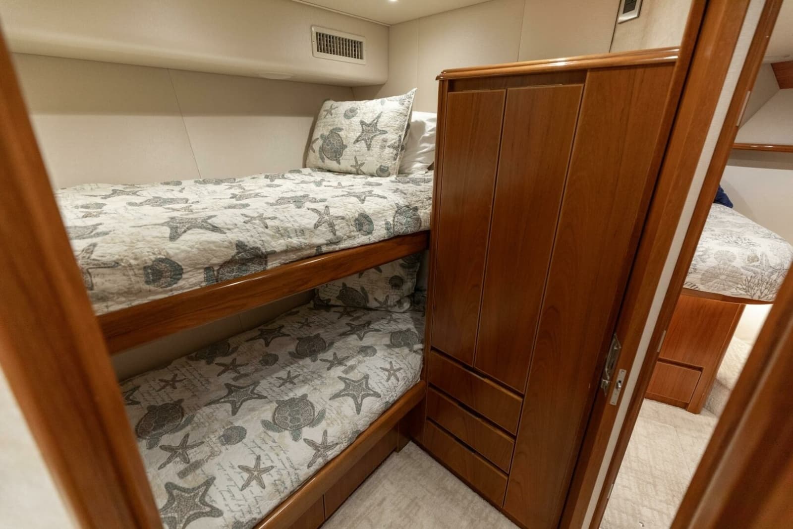 2015 Viking 70 Convertible - Photo 47