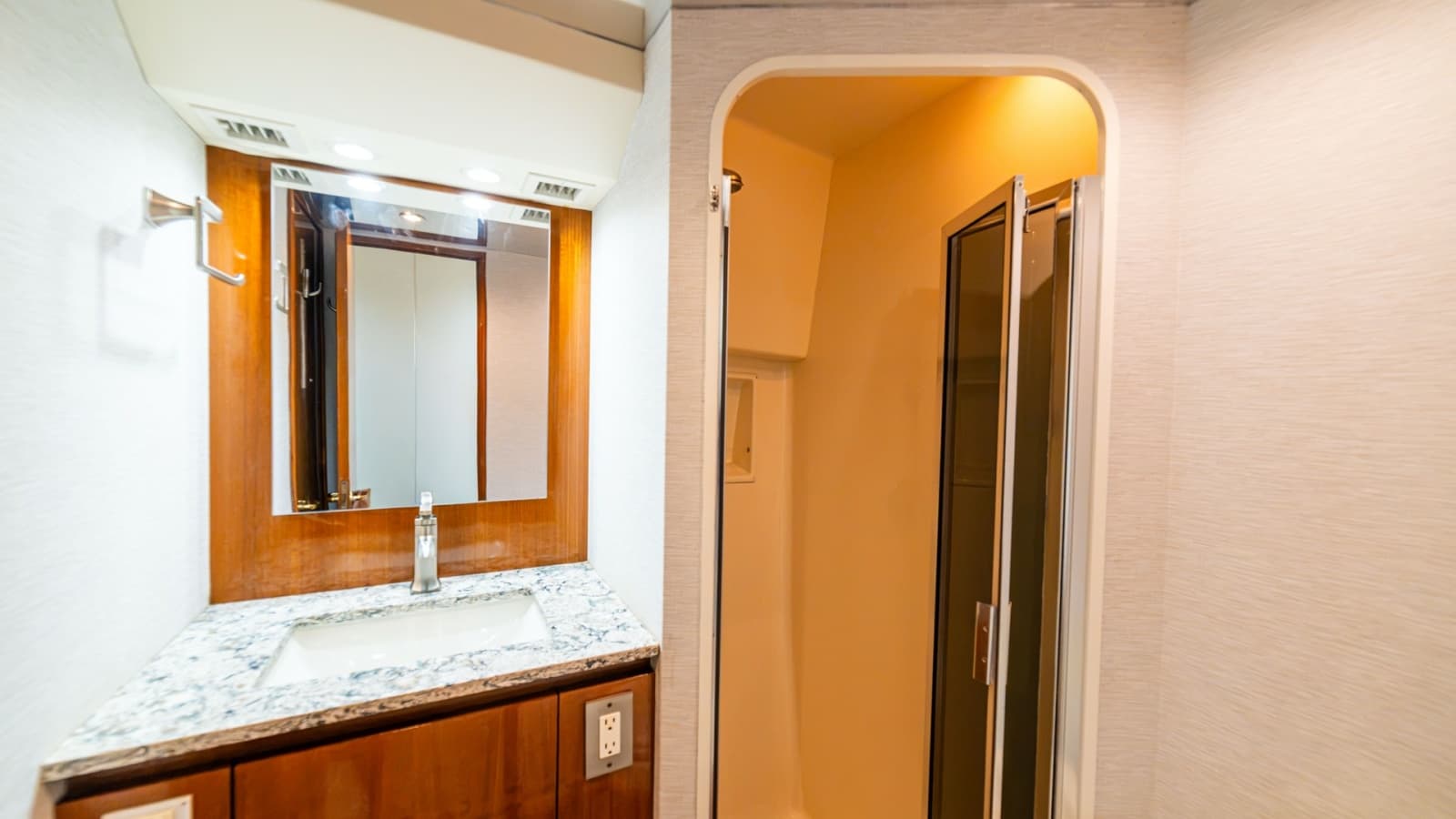 2001 Viking 61 Convertible - Photo 47