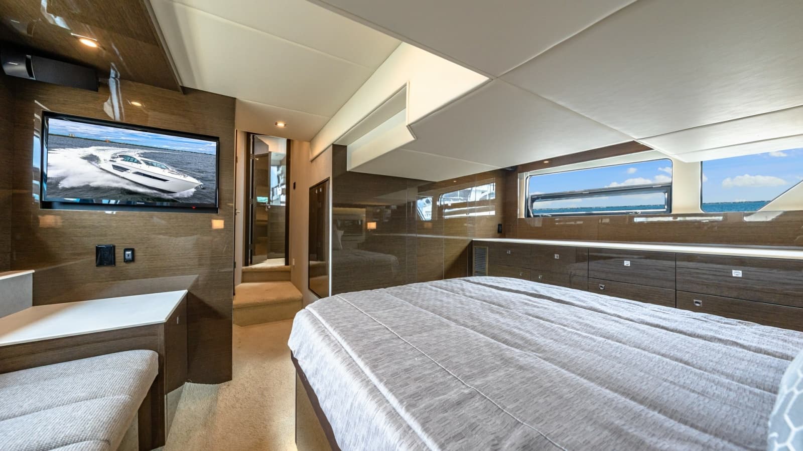 2019 Cruisers Yachts Cantius 46 - Photo 21