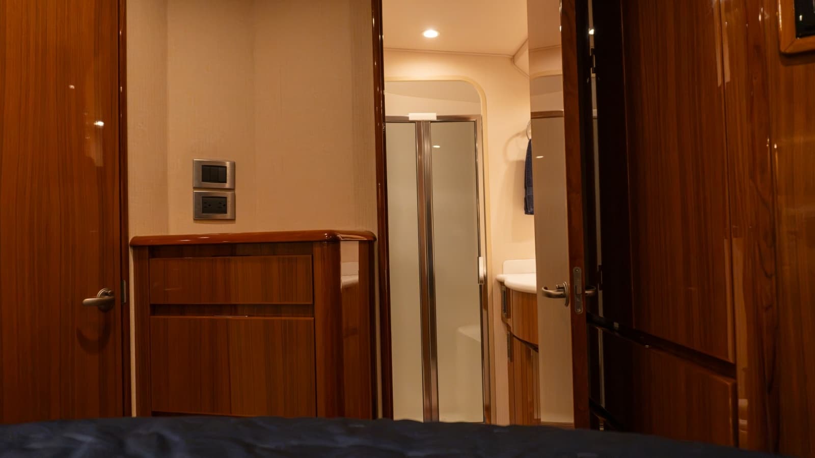 2009 Viking 50 Convertible - Photo 36