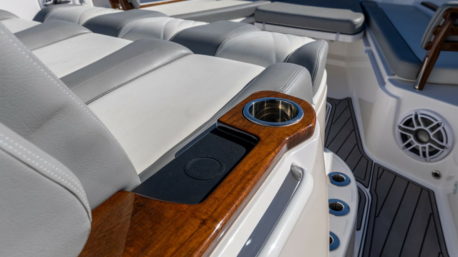 2024 Everglades 455 Center Console - Photo 5