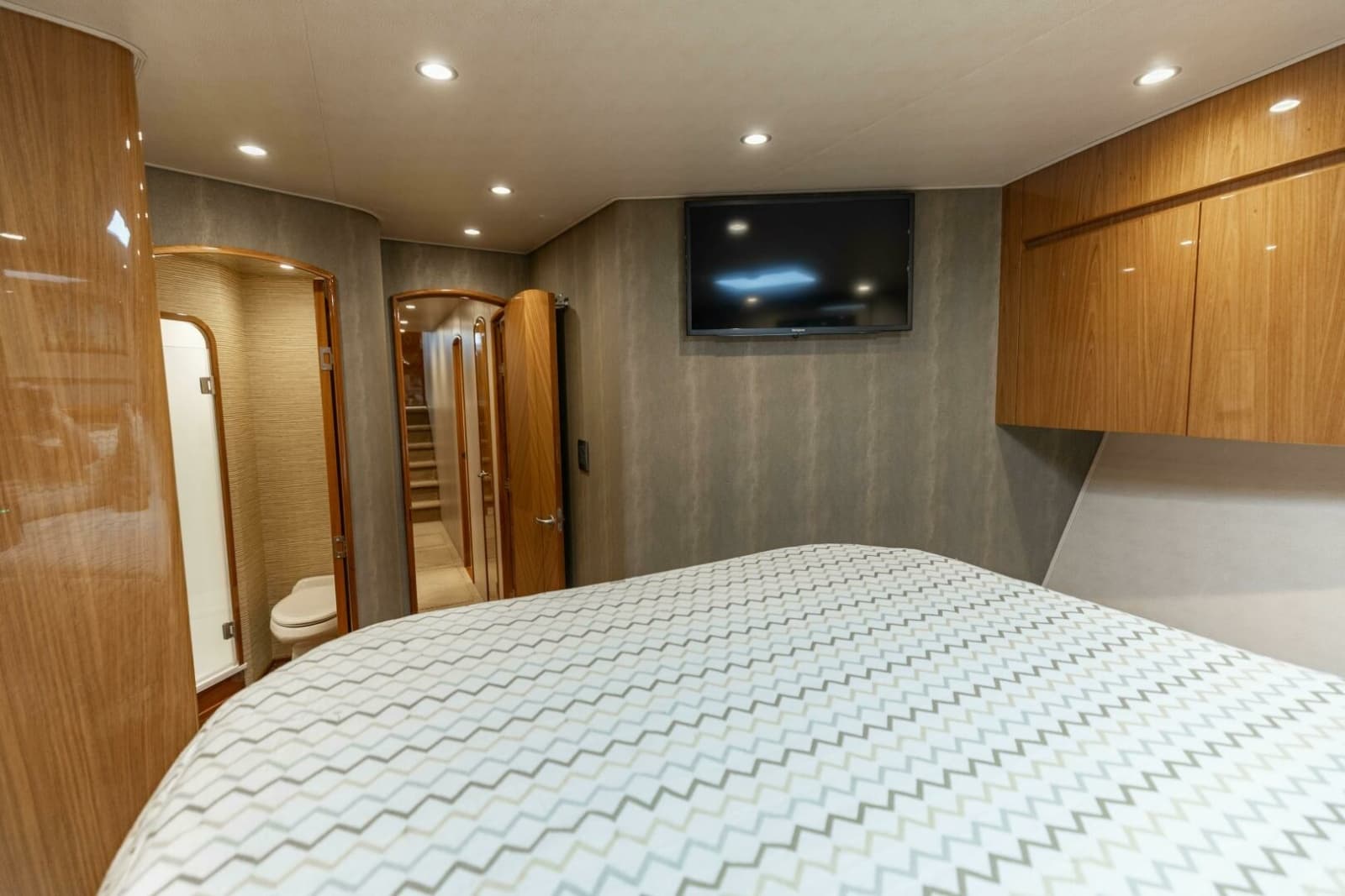 2013 Viking 76 Convertible - Photo 35