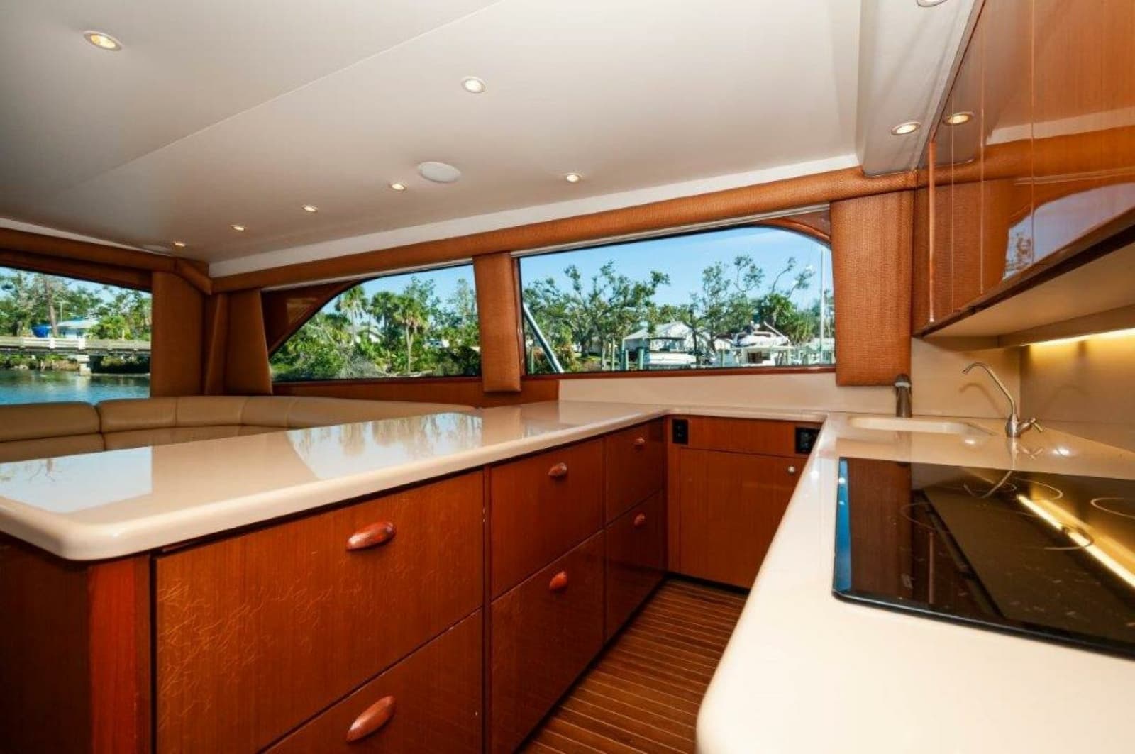 2001 Viking 61 Convertible - Photo 7
