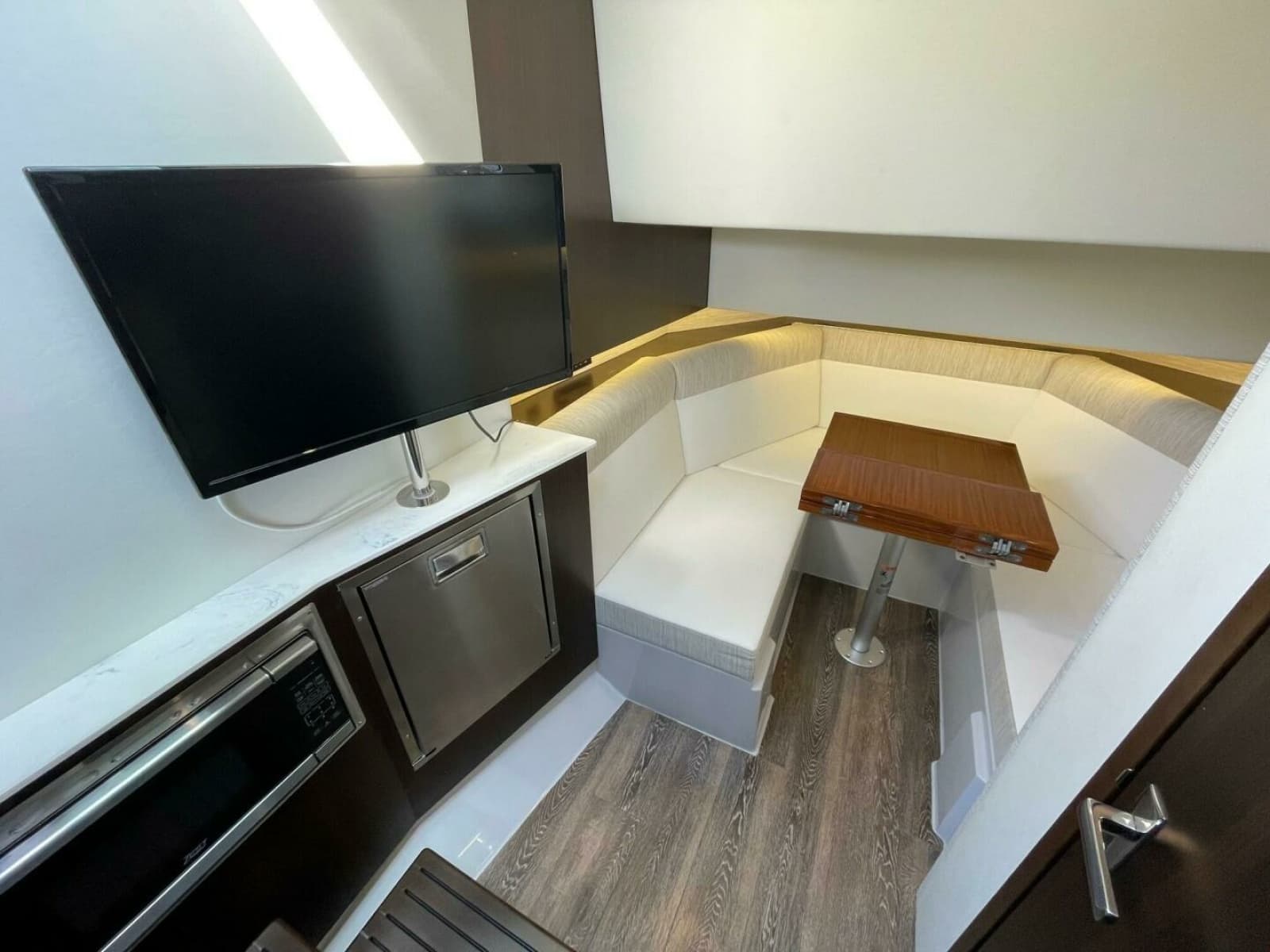 2023 Cruisers Yachts 38 GLS - Photo 8