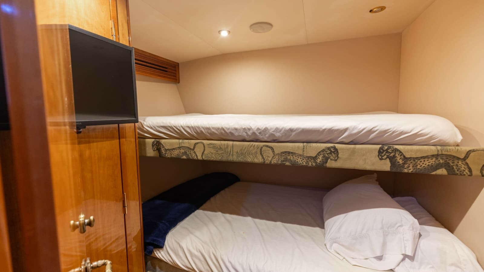 2007 Hatteras 68 Convertible - Photo 32