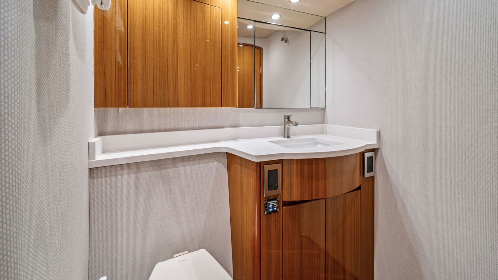 2015 Viking 55 Convertible - Photo 42