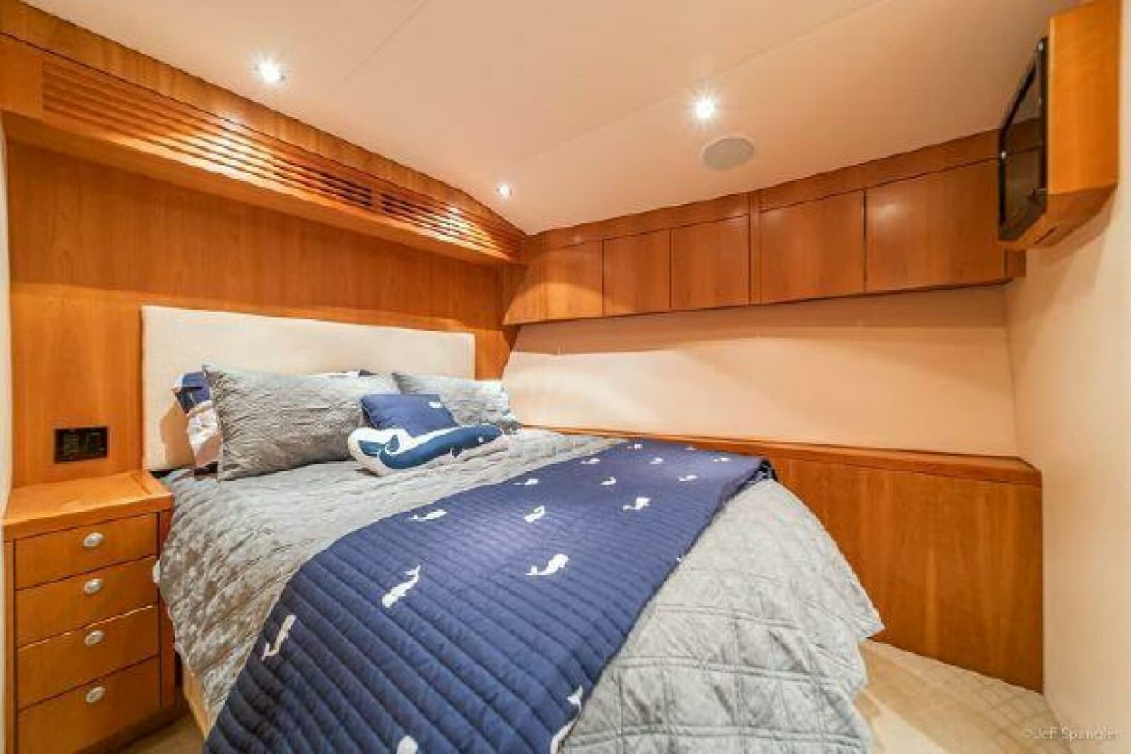 2008 Hatteras 77 Enclosed Bridge - Photo 20