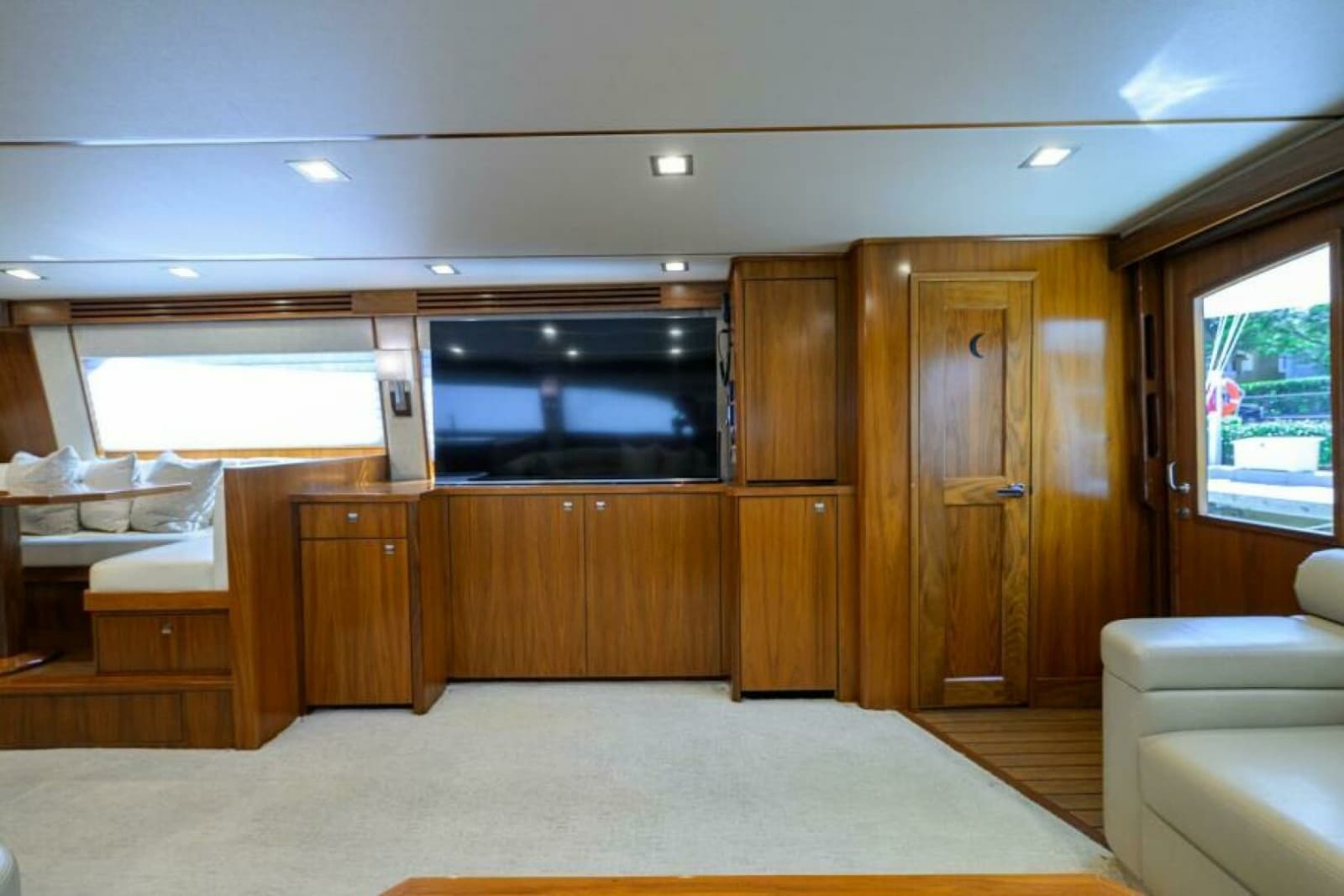 2019 Viking 80 Convertible - Photo 4