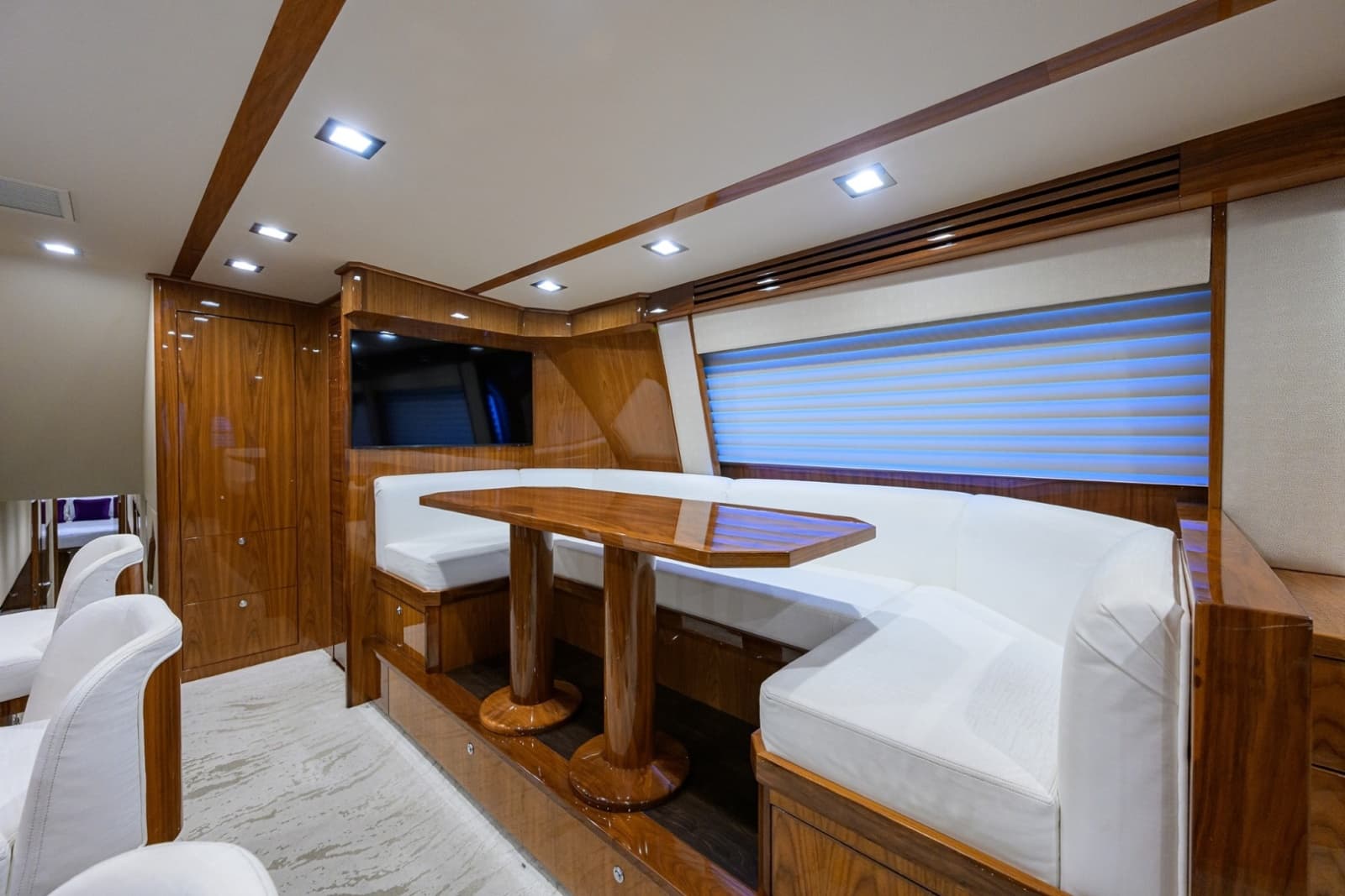 2023 Viking 80 Skybridge - Photo 5