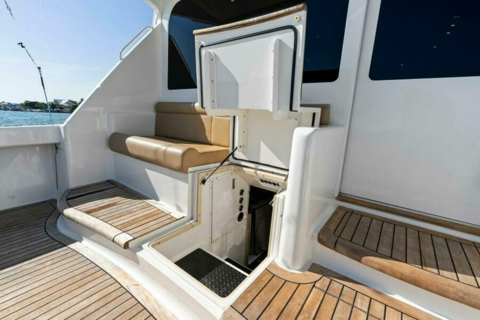 2003 Viking 48 Convertible - Photo 11