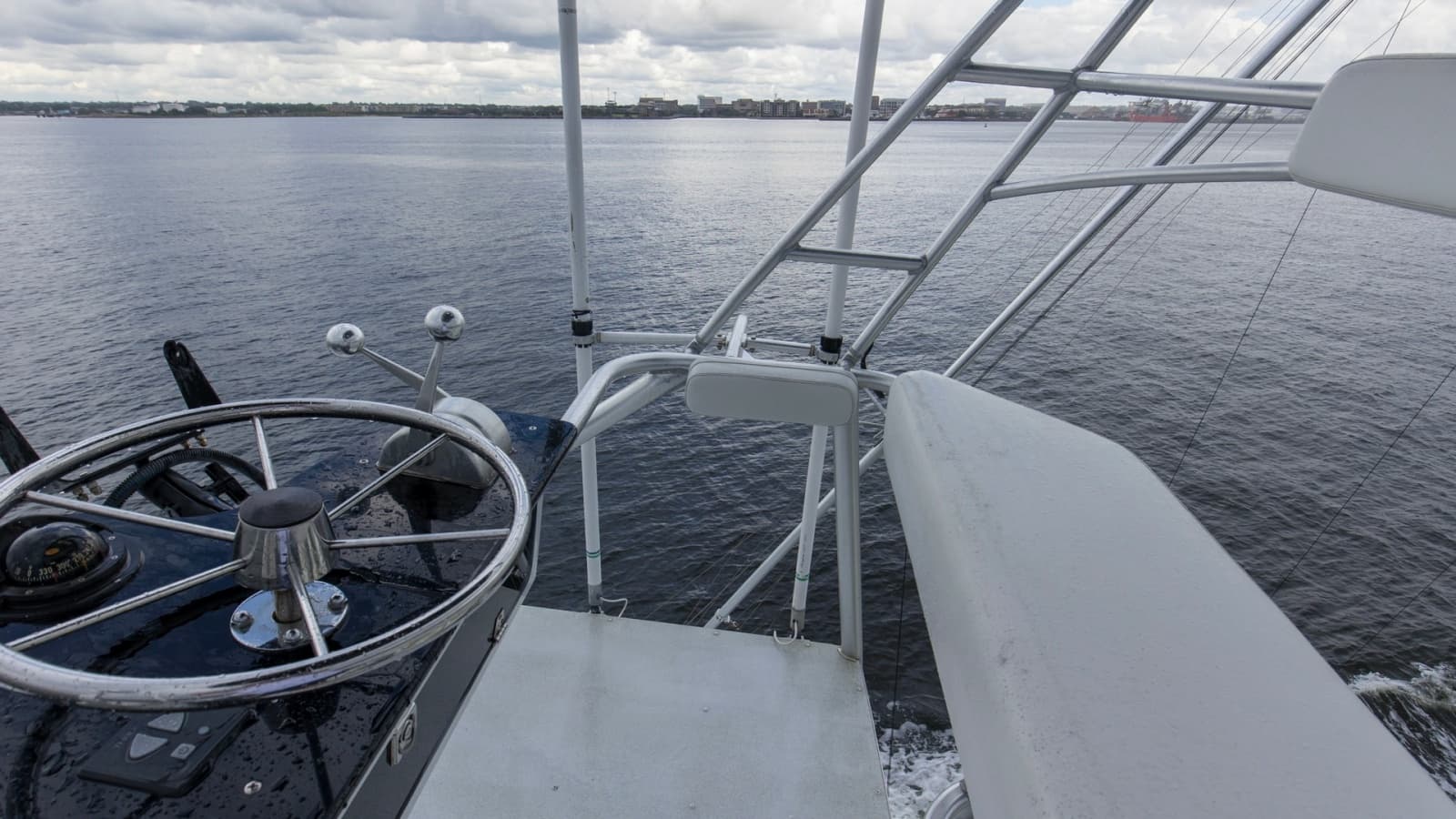 1999 Hatteras 60 Enclosed Bridge Convertible - Photo 31