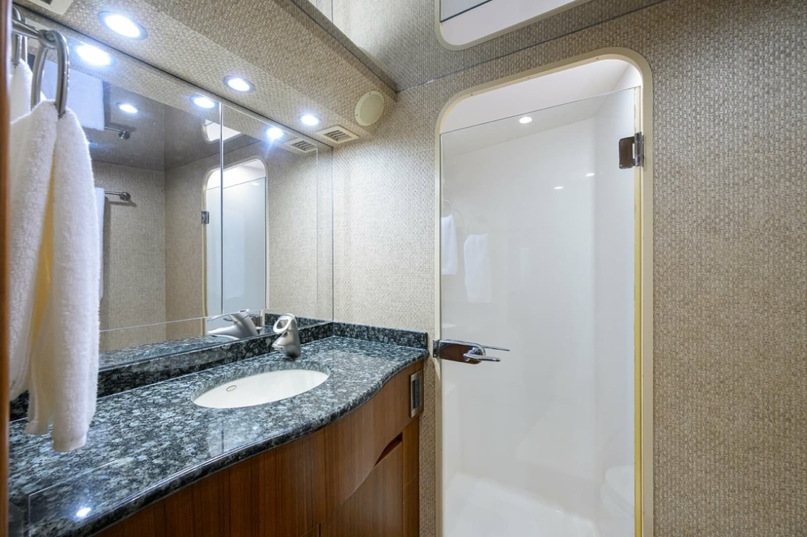 2008 Viking 60 Convertible - Photo 39