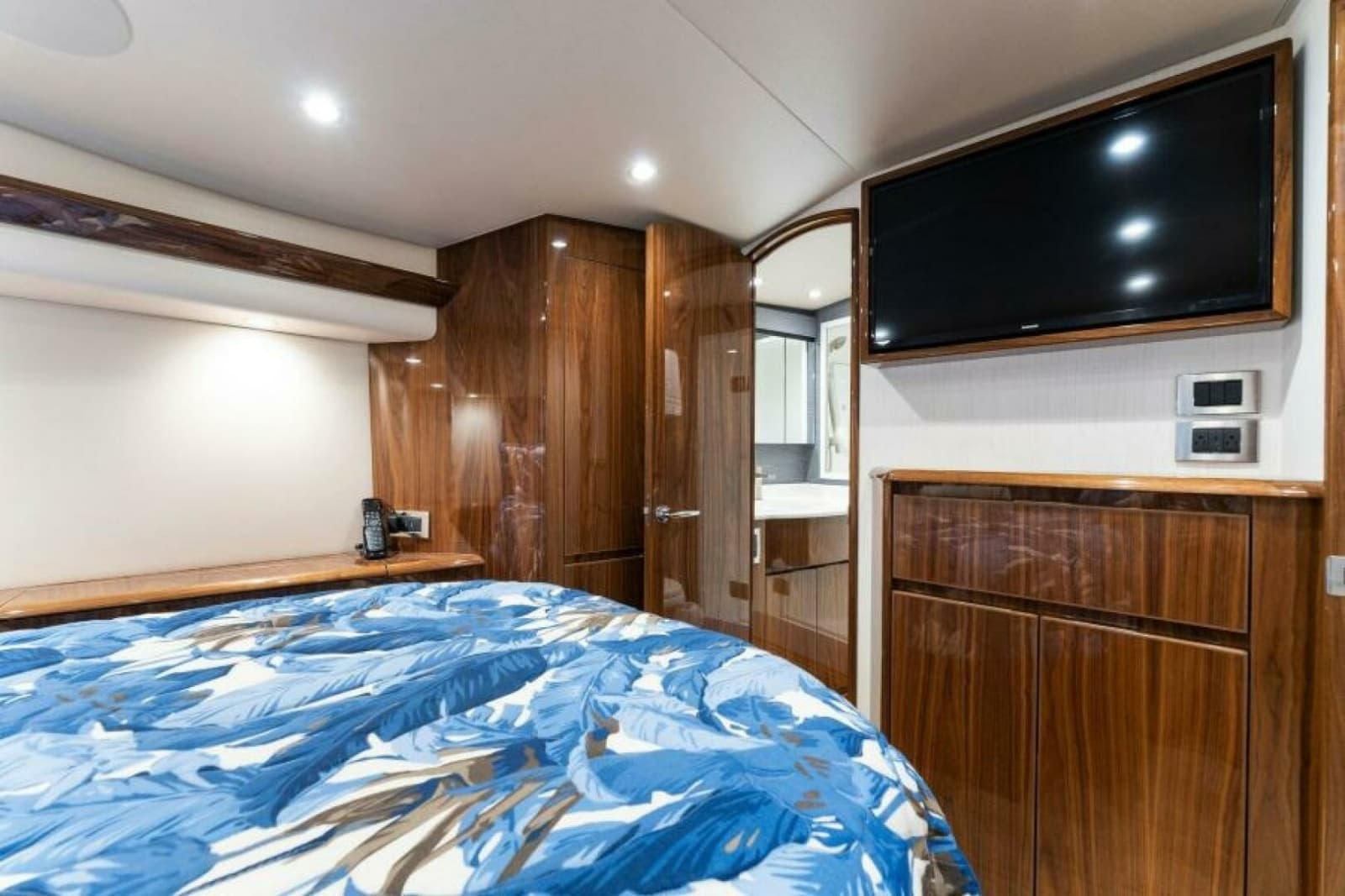 2021 Viking 54 Convertible - Photo 12