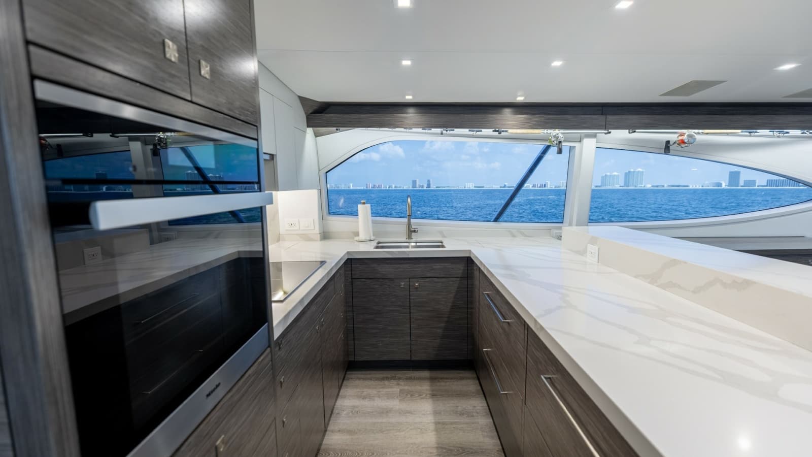 2021 Hatteras 65 GT - Photo 14