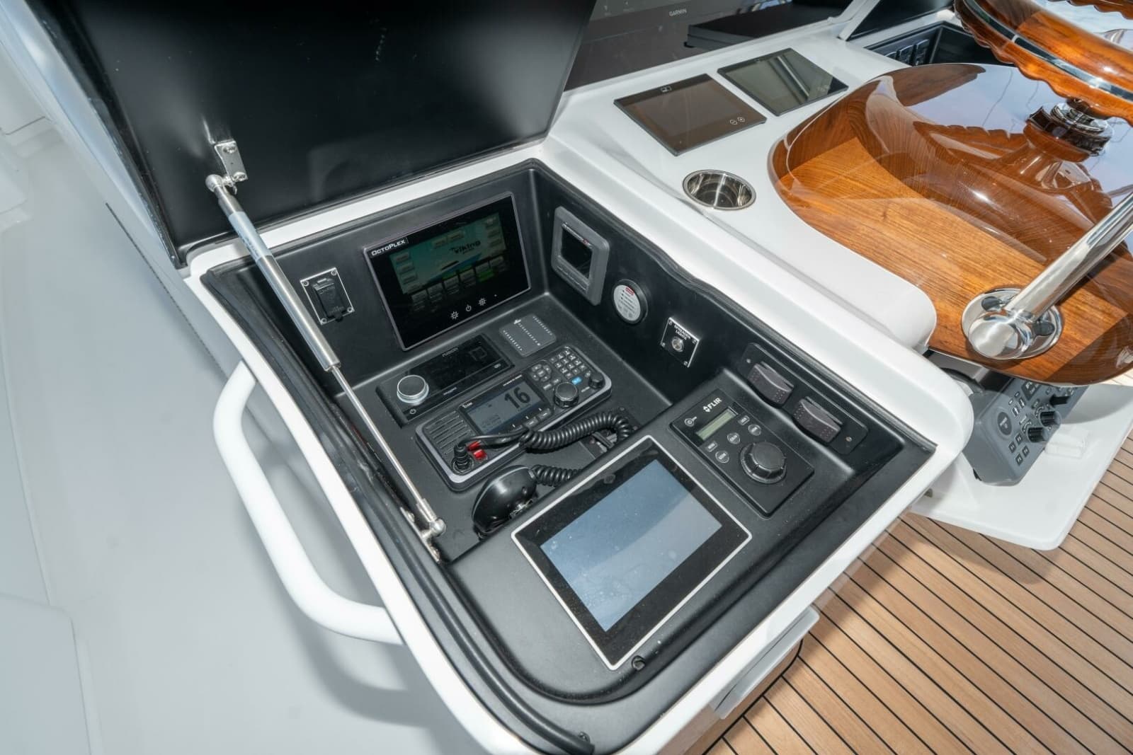 2025 Viking 90C - Photo 8