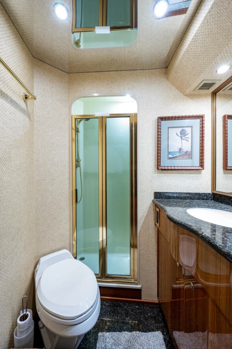 2005 Viking 74 Convertible - Photo 28
