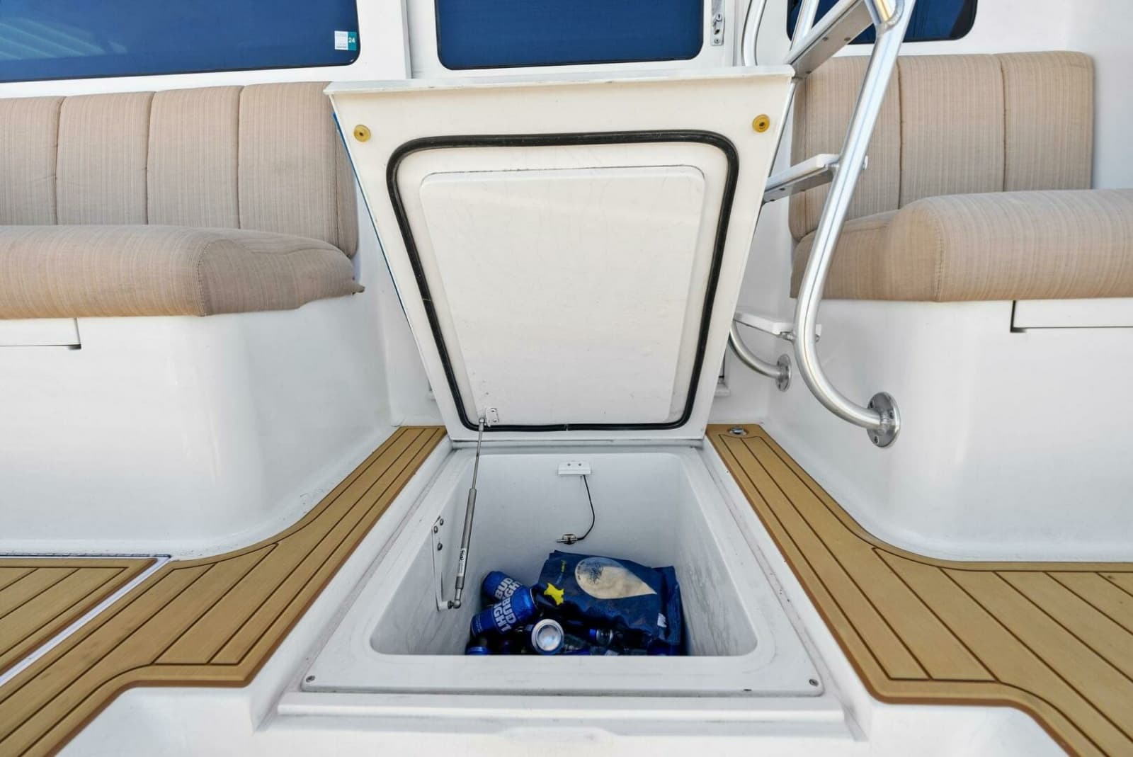2002 Viking 65 Convertible - Photo 14