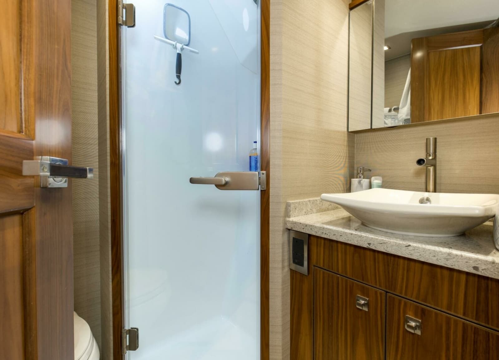 2016 Viking 92 Enclosed Bridge - Photo 39