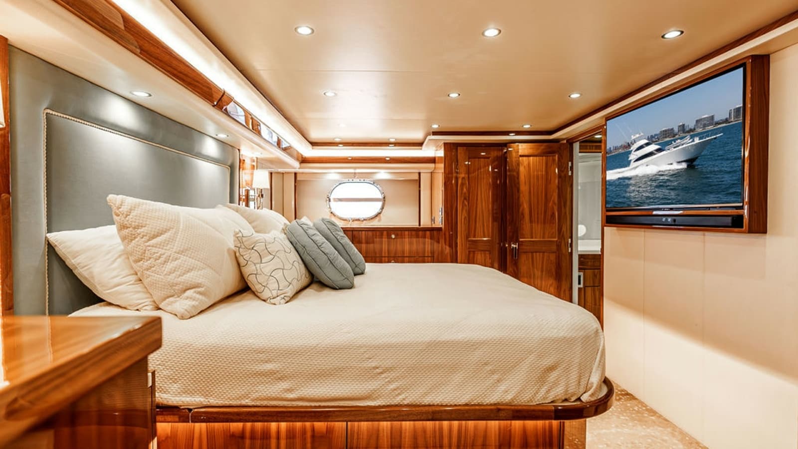 2019 Viking 80 Skybridge - Photo 24