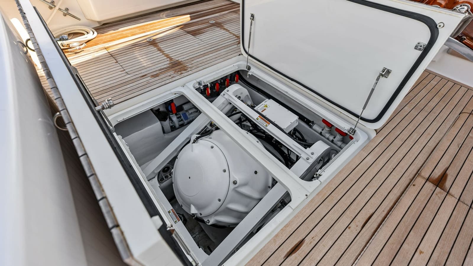 2017 Viking 80 Convertible - Photo 58
