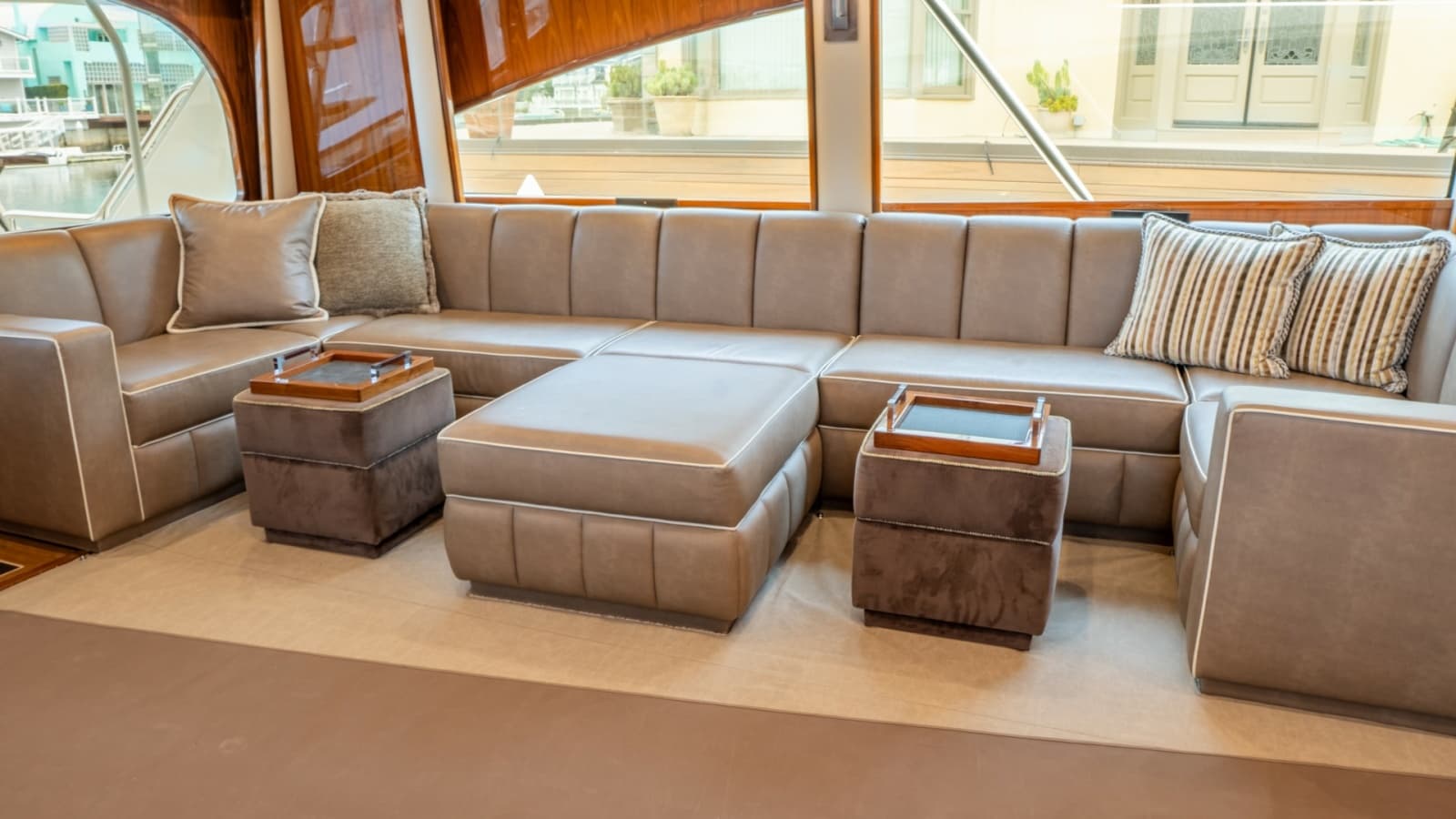 2020 Viking 92 Skybridge - Photo 8