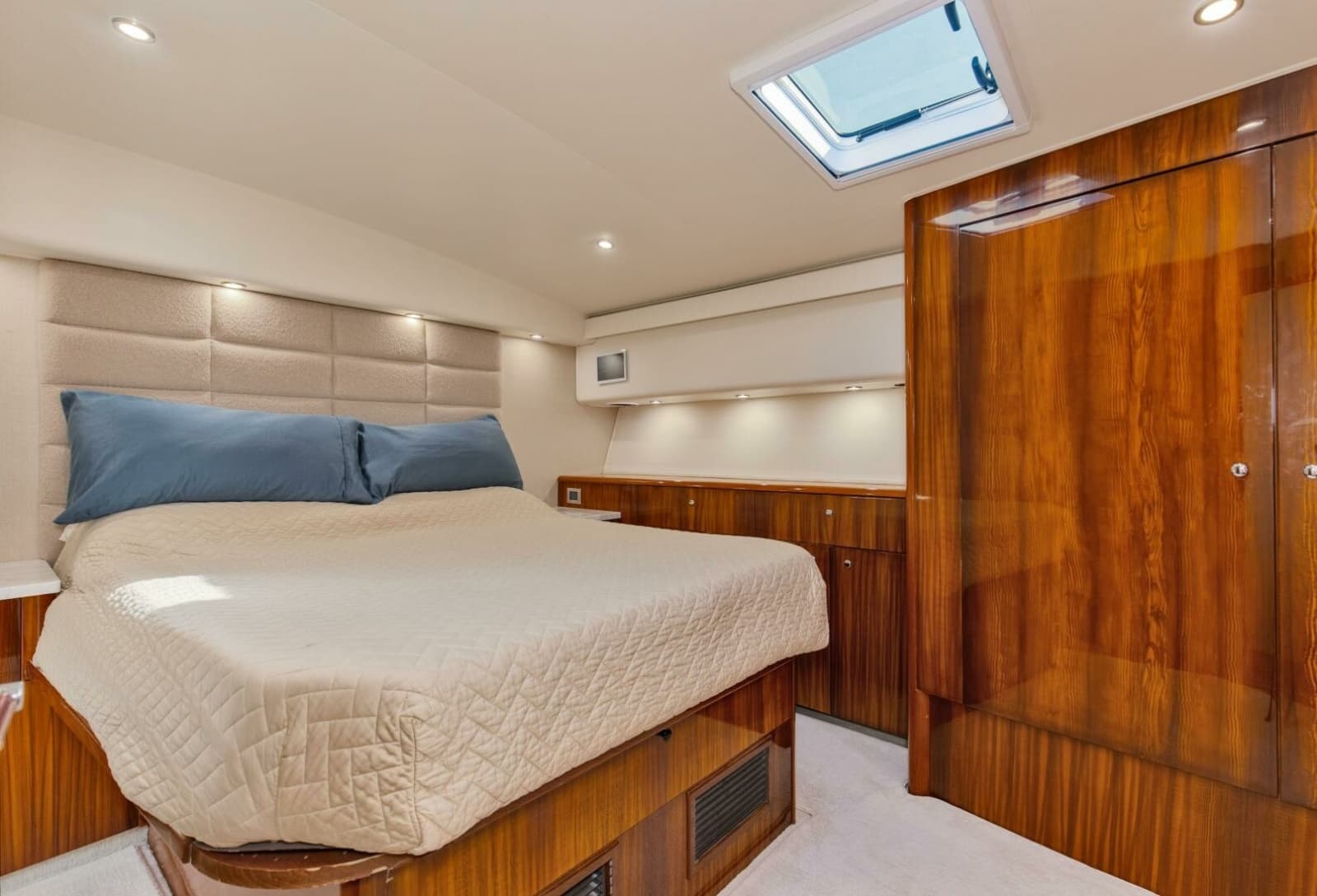 2001 Viking 65 Enclosed Bridge - Photo 33