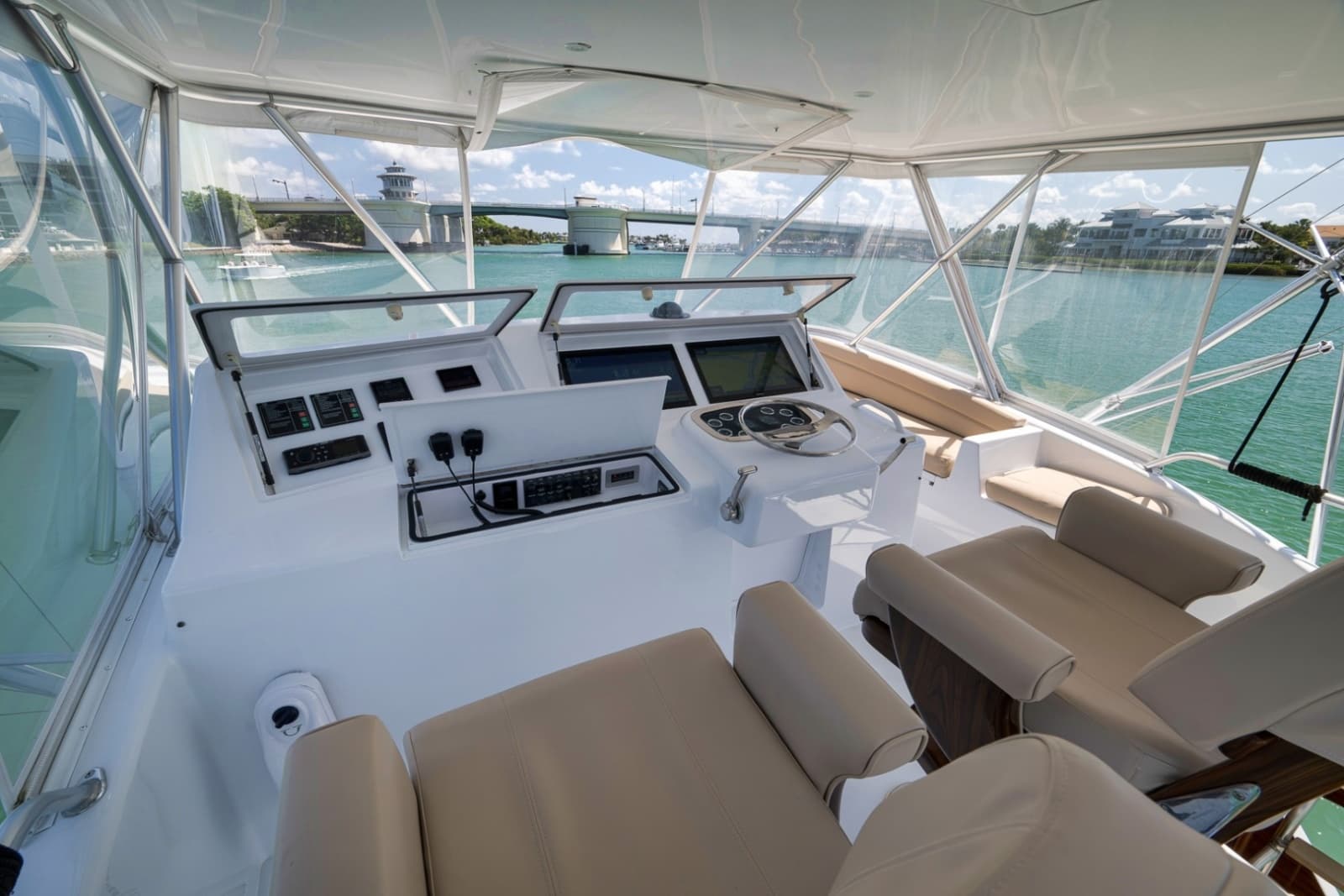 2003 Viking 52 Convertible - Photo 34
