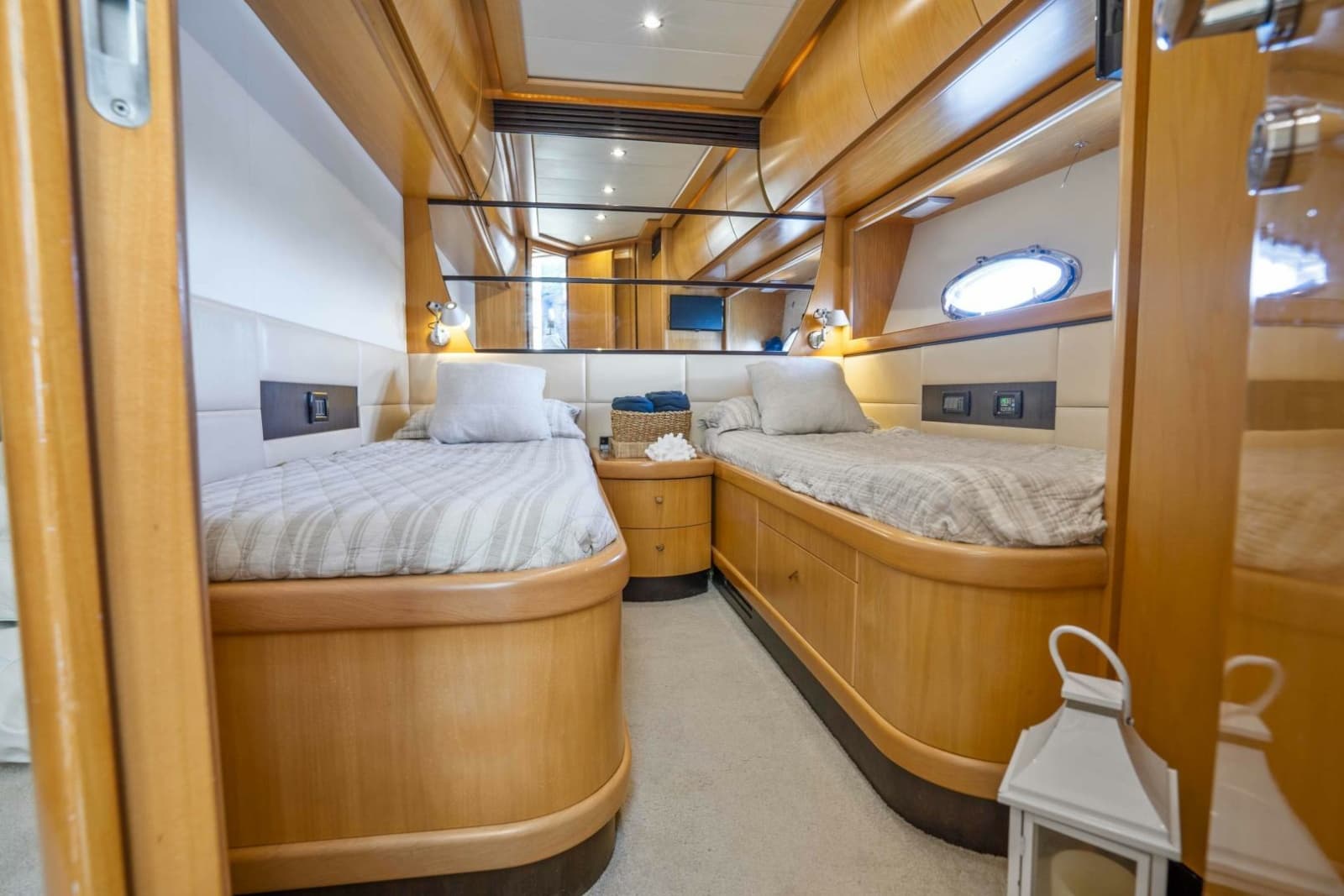 2005 Pershing 76 Motor Yacht - Photo 28