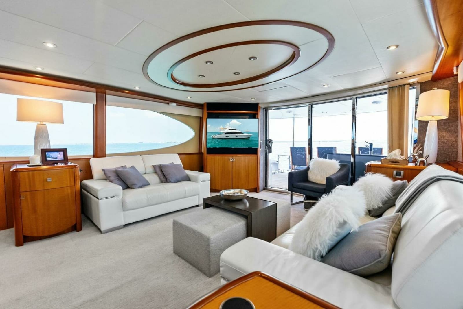 2006 Lazzara Yachts 84 Skylounge - Photo 7