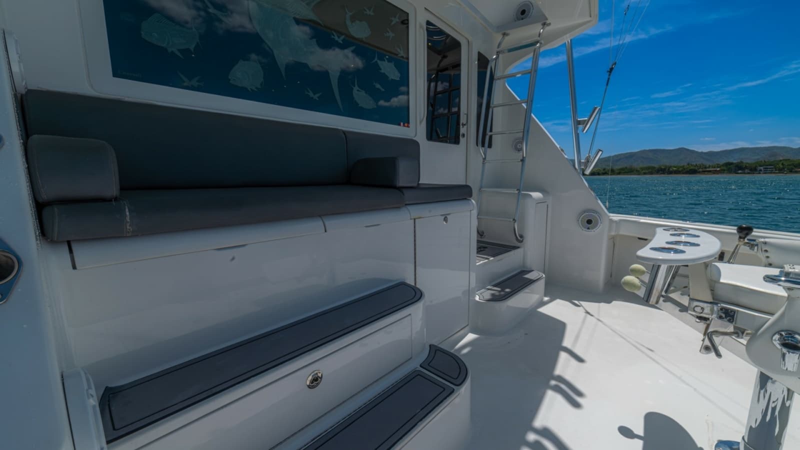 2005 Viking 61 Convertible - Photo 52